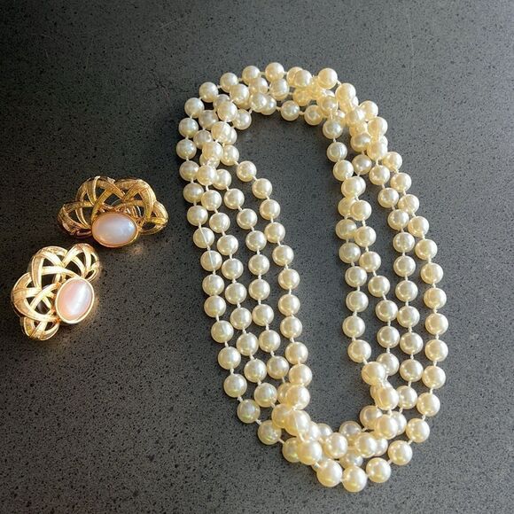 VINTAGE Jewelry Set Gold Plated Earrings Pearl Center Detail Long Pearl Necklace - Picture 1 of 6